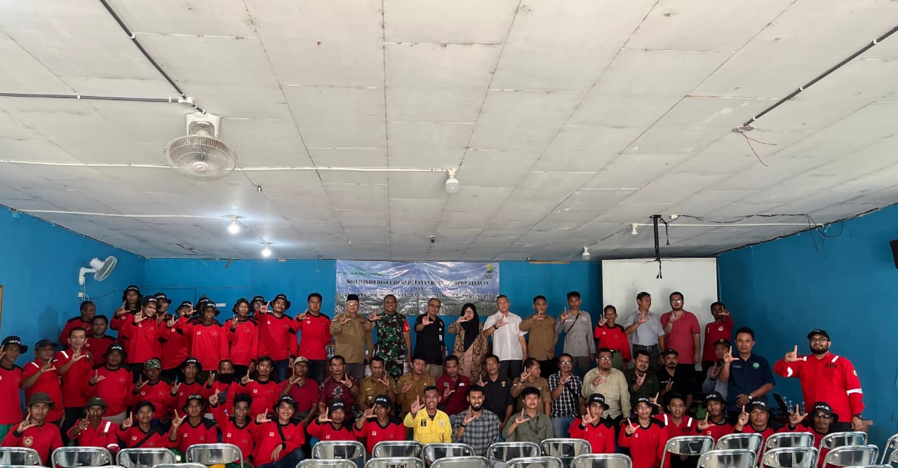 Para peserta kegiatan sosialisasi Rencana Kerja Tahunan (RKT) 2025–2026 dan regulasi kehutanan yang digelar PT Silva Rimba Lestari bersama KPHP Belayan berfoto bersama usai acara di Kecamatan Kenohan, Kutai Kartanegara, Senin (15/9/2025).